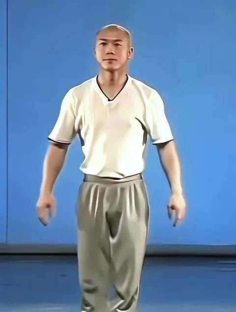 潘玮柏瘦后狂试旧衣服,复刻减肥人心态