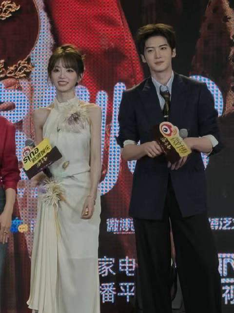 田曦薇毛林林合唱好日子,母女同框喜庆氛围拉满
