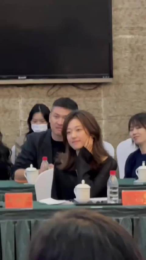 孙千现在和井柏然保持距离了，很有边界感了，即使被夸了也不往那