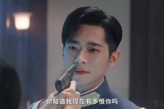 心上人为未婚夫枪指自己,救她母亲受伤未处理