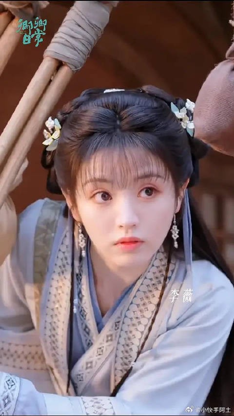 佳人一颦一笑，友情暖意绵延