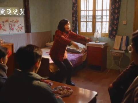 栋哲小婷坦白恋情后,林武峰带着妻儿登门拜访,场面拘谨