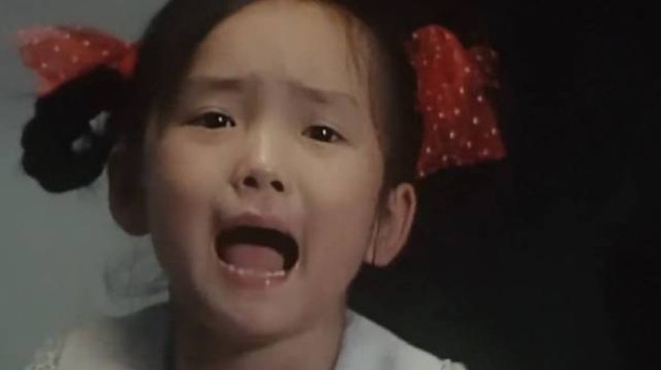 踢皮球的小女孩