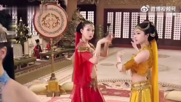 “心机女跳肚皮舞迷惑皇上，谁料妃子是妖精，施法让皇上只爱她”