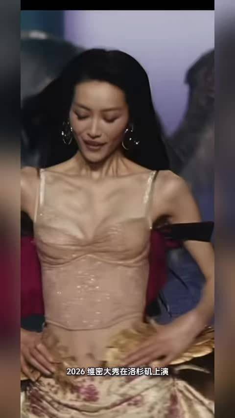 十登维密！刘雯发文开启粉色旅程，晒贺聪同框照