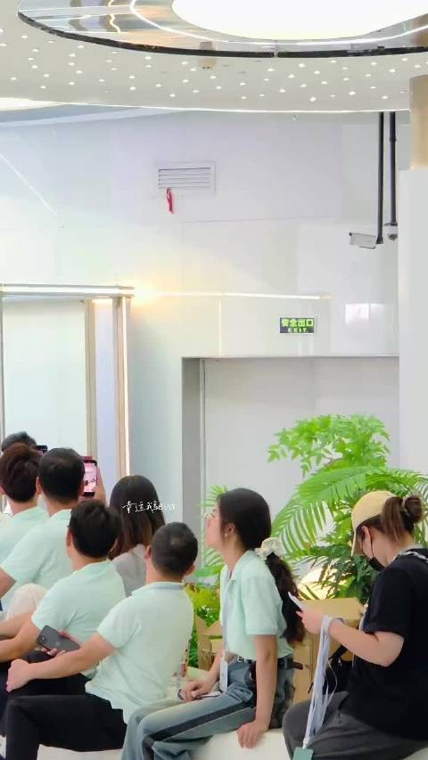 樊振东白马王子造型亮相，现场俏皮回应喔一声