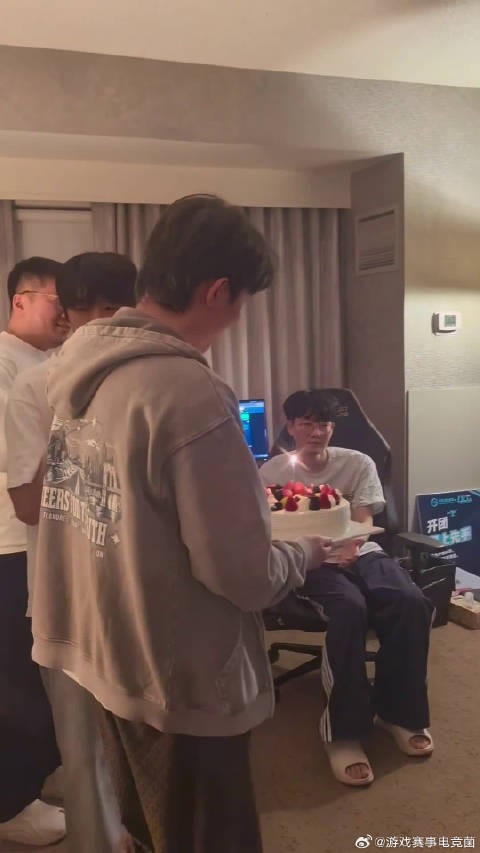 训练收尾,蛋糕登场,时差挡不住温柔与心意,到贤,生日快乐