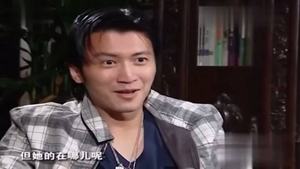 谢霆锋包岛求婚张柏芝，单膝下跪8到10秒等点头
