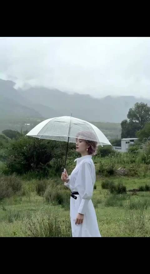刘诗诗撑伞走过花瓣雨,胡先煦泼花瓣逗笑
