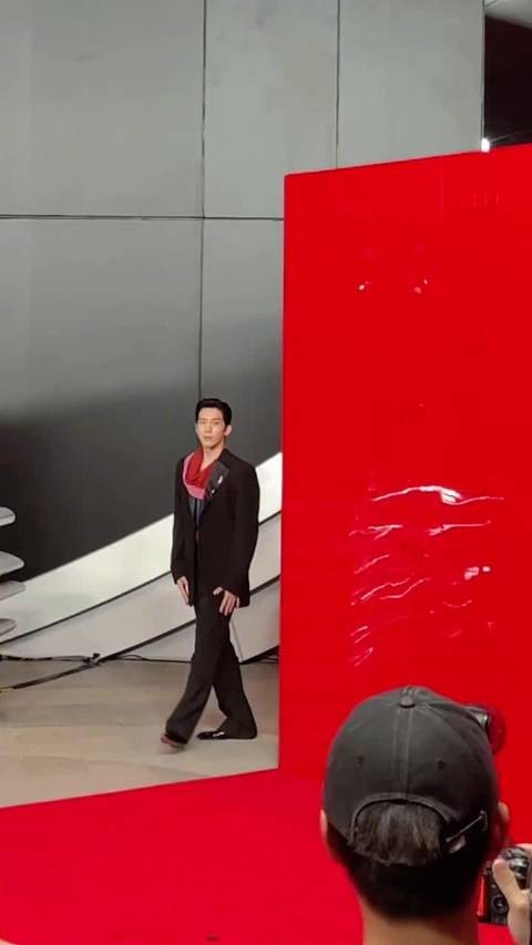 井柏然澳门红毯老钱风穿搭