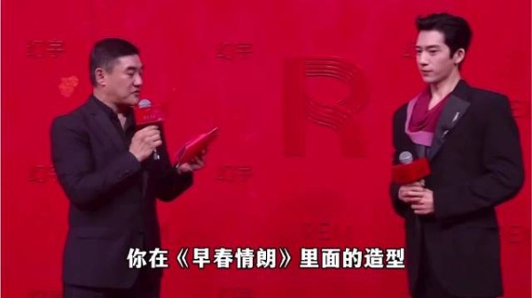 井柏然现身时尚活动聊早春晴朗穿搭自带格调
