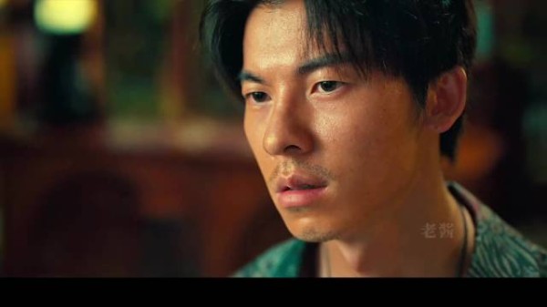 乔文娜发现吕平尚有呼吸将其推入树坑活埋