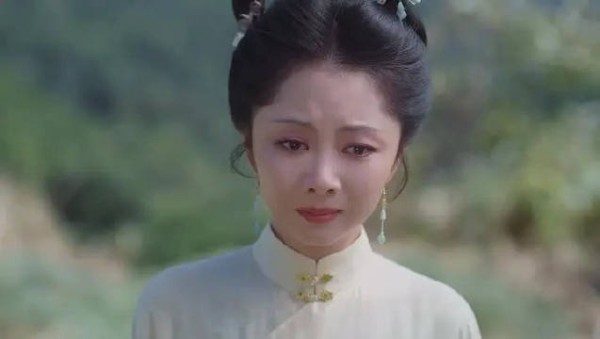 导演你是想哭死谁 嘉兰终于找到家人的坟墓了，替沈家人收尸的是linda爷