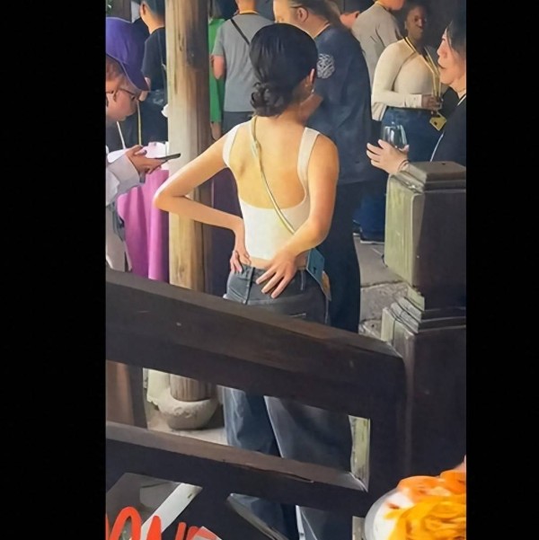 黄多多亮相乌镇戏剧节，露背上衣出镜，香肩美背小蛮腰！
