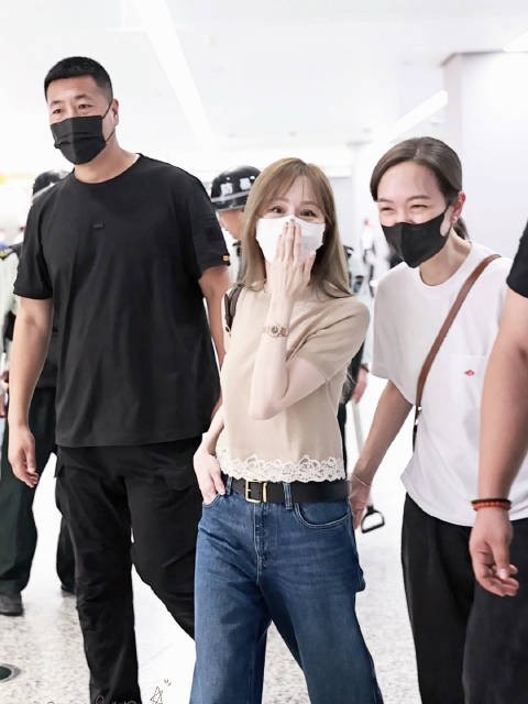 天后：这样蛮好看的唉 （某帅哥刚想开始得瑟） 天后：不要挡到拍照