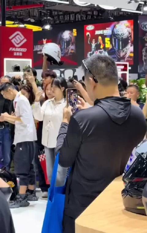 这位大哥是懂得欣赏的人!