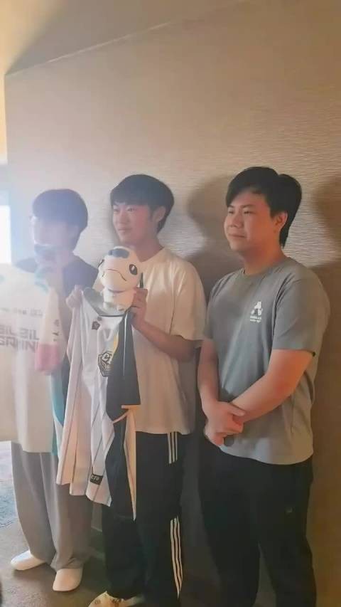 BLG分享Knight和POUT交换队服视频：队服&吉祥物交换花絮来了