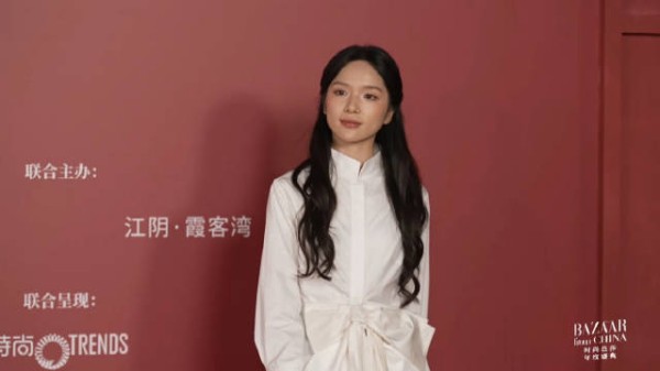 李思潼芭莎盛典红毯采访全程 手拿苏绣团扇走红毯