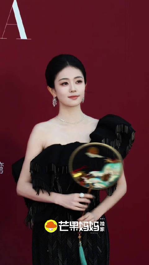 白鹿红毯开场完全黑天鹅来的!