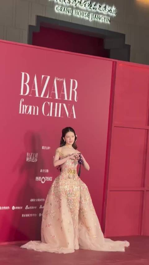 赵露思一场活动集齐es+祖海,芭莎你拿到大结果了!