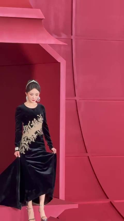 杨幂不愧压轴，妥妥幂女王来的