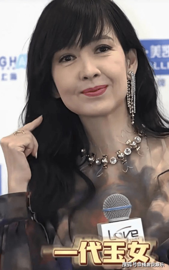 58岁周慧敏生图刷屏：当了一辈子少女是一种什么体验？