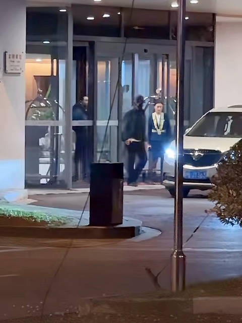 王一博上海到达,助理放行李后低调帅气走出