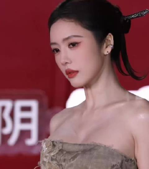 我的妈呀关蔡文静啥事儿啊 放过这位无辜的美女吧