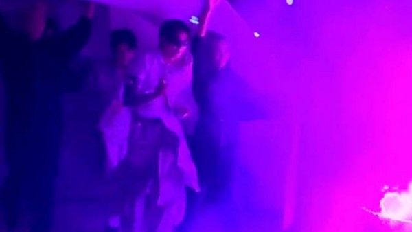 第一次看见柾国这个退场视角诶 好可爱啊啊啊啊啊 怎么这样走下去的 好呆