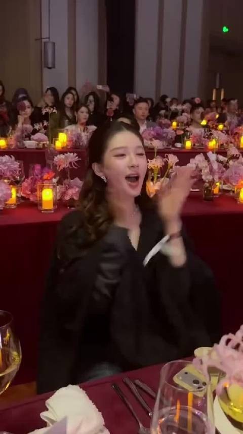 梦幻联动!赵露思、王嘉尔、白鹿观看万妮达表演!