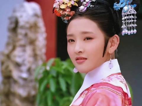 23岁的唐艺昕,一张甜脸演出祺贵人的又蠢又美