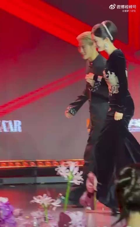 杨幂王嘉尔牵手下台,黑色系穿搭同框养眼