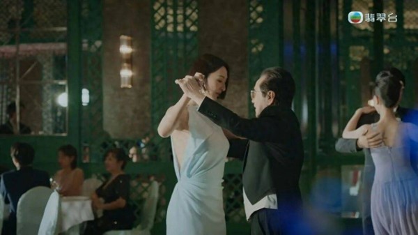 TVB花旦换侧开口晚装登场，与姜大卫共舞抢眼，被曝拍戏哭不停