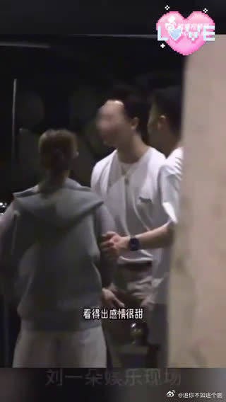 文咏珊带女儿逛迪士尼，夫妻二人一同陪伴