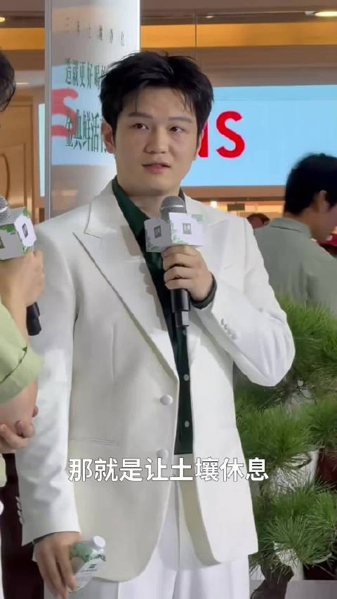 樊振东白色西装亮相上海 笑称只管喝奶不管餐标