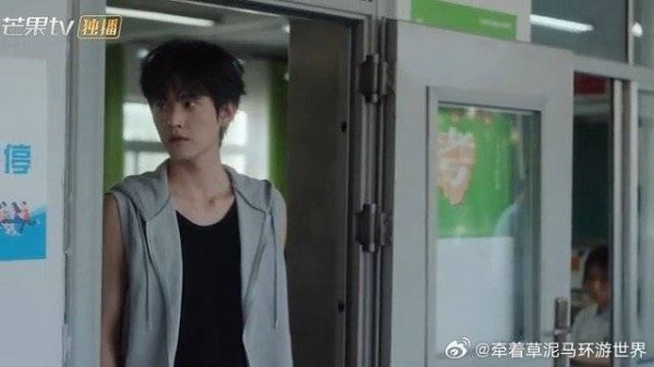 陆西骁正在修柜子，听到周挽名字立马冲出去，前方高甜