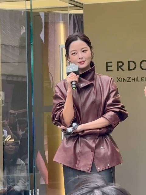 硬皮一穿气场开，大光明配墨镜来，秋风渐凉按不住，辛大人帅到我们发呆