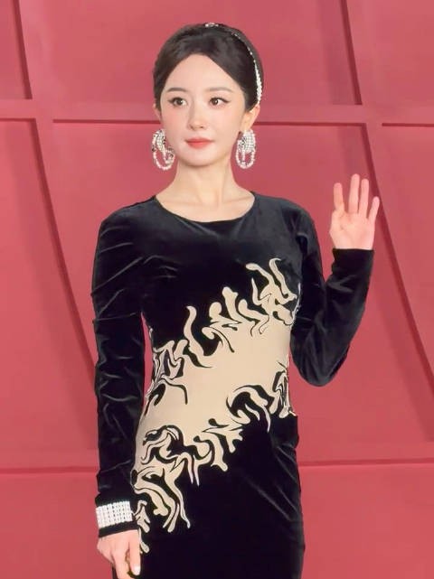 我也要给女王整理裙摆！