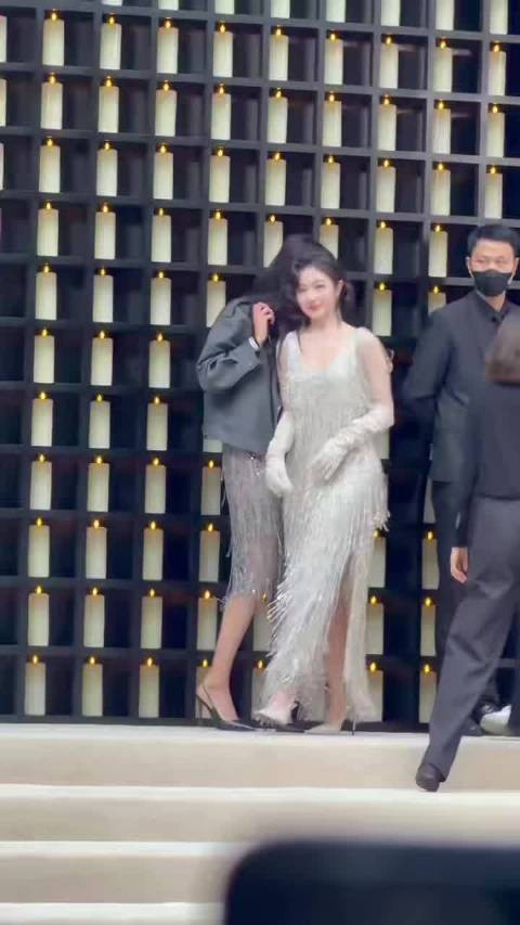 李兰迪派对造型出彩,短波浪卷发配银流苏亮片裙
