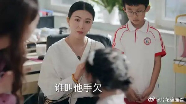 胆小女儿反抗打人,宝妈反应绝了,嘴角比AK都难压