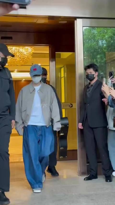 王俊凯抵达贵阳,帽子歪着就出来了,萌萌的