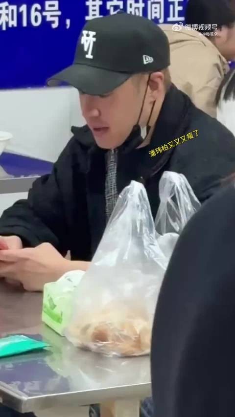网友偶遇潘玮柏南京打卡馄饨，坐等演唱会燃炸现场