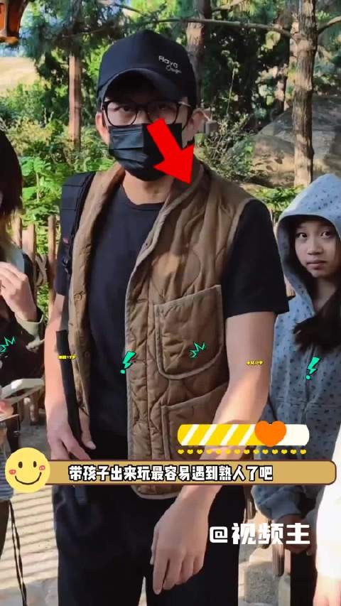 邓超迪士尼偶遇应采儿一家