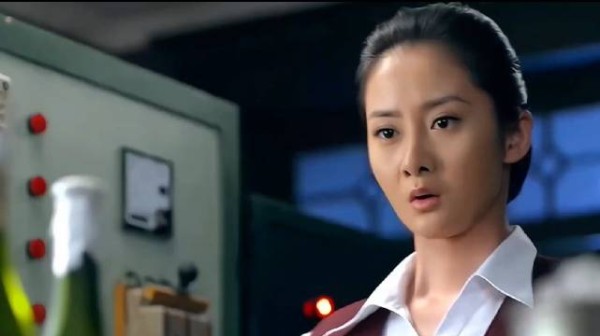 女特工们机智过人，通过假扮完成了高难度任务