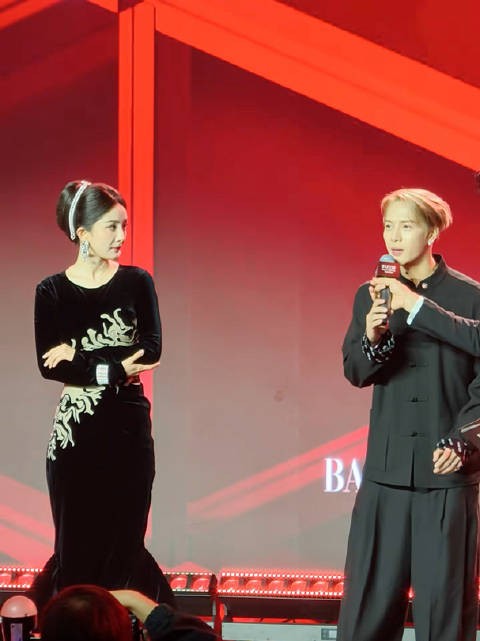玛莎盛典光鲜亮丽,王嘉尔和杨幂更是郎才女貌,俩人的状态都好好