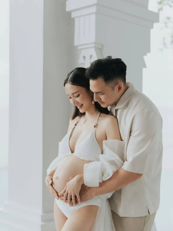 TVB前花旦王君馨晒二胎孕照，丈夫从后拥抱抚孕肚，夫妻留住产前时光