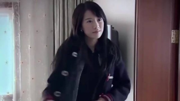 41岁李念和14岁女儿跳舞，母女俩同框似姐妹，女儿身高超妈妈近1米7