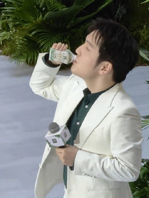 一瓶奶让他干出来喝酒的气势 太萌了~ 乒乓球 樊振东 金典 小胖球迷小看台