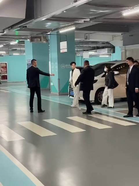 樊振东离开商场手握金典牛奶盒