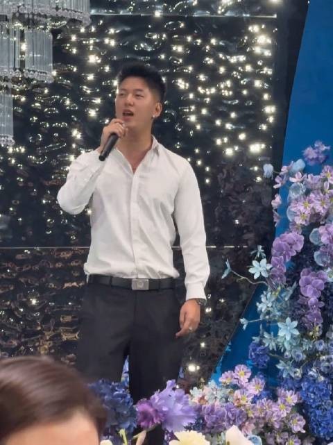 帅气的伴郎小哥自告奋勇,上台献唱谭咏麟的《一生中最爱》
